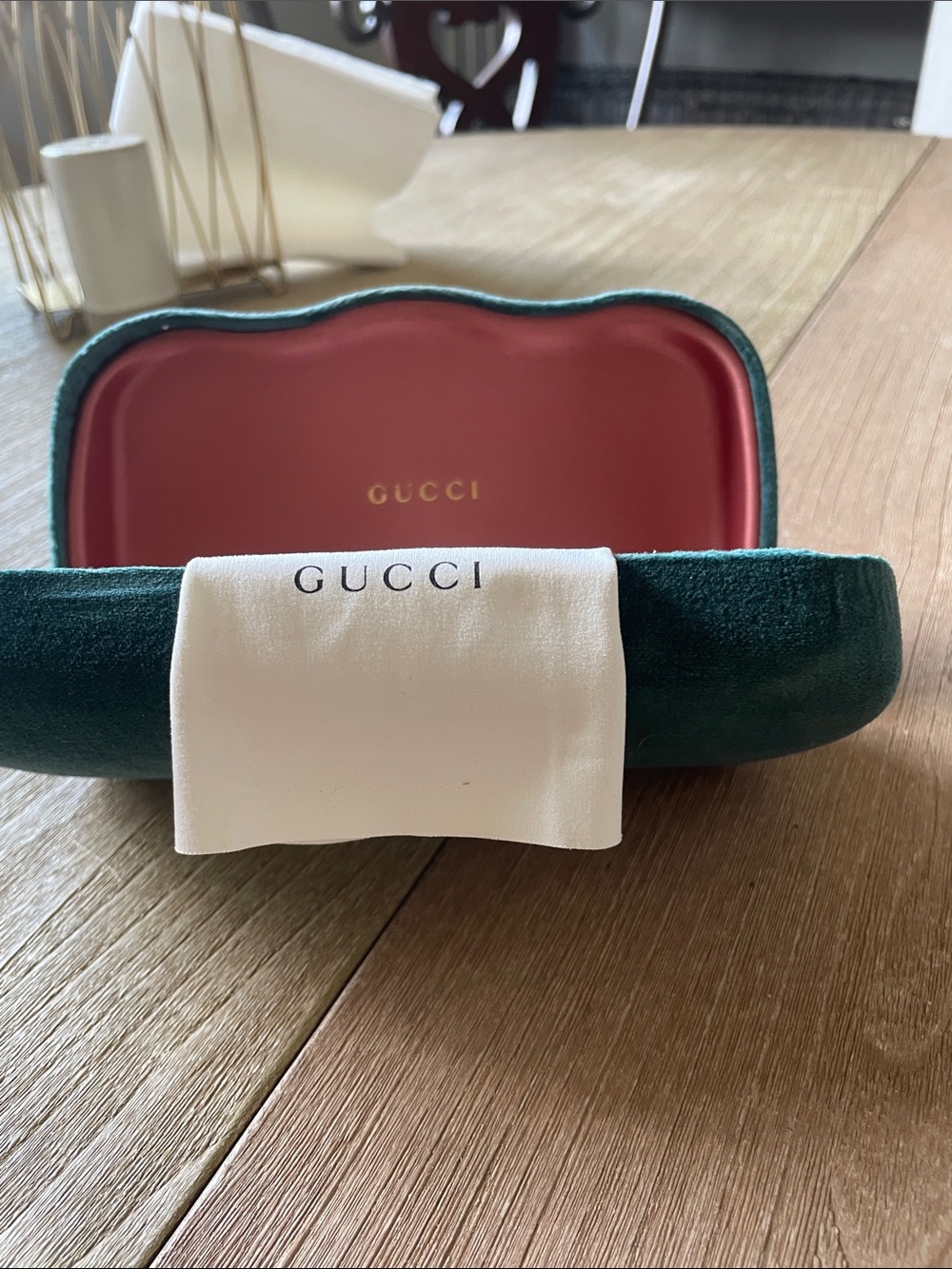 Gucci Velvet Sunglasses Case in Emerald with White Cloth